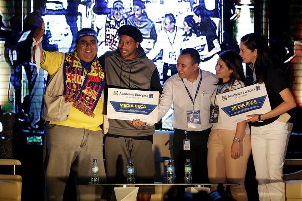 Ronaldinho alentó a los niños de El Salvador a seguir sus sueños de ser futbolistas. EFE