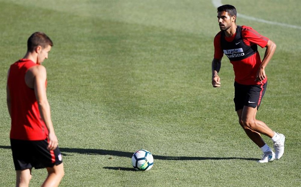 El Atlético contó con Augusto en el último entrenamiento antes del duelo ante el Sevilla. EFE