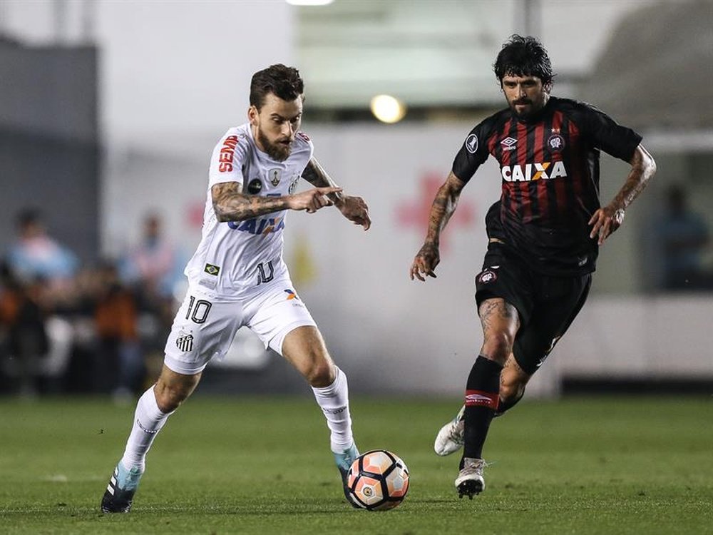 Lucas Lima (i) de Santos FC disputa un balón con Lucho (d) de Atlético Paranaense este 10 de agosto de 2017, en el partido entre Santos y Atlético Paranaense de la Copa Libertadores, en el estadio Vila Belmiro, en Santos (Brasil). EFE