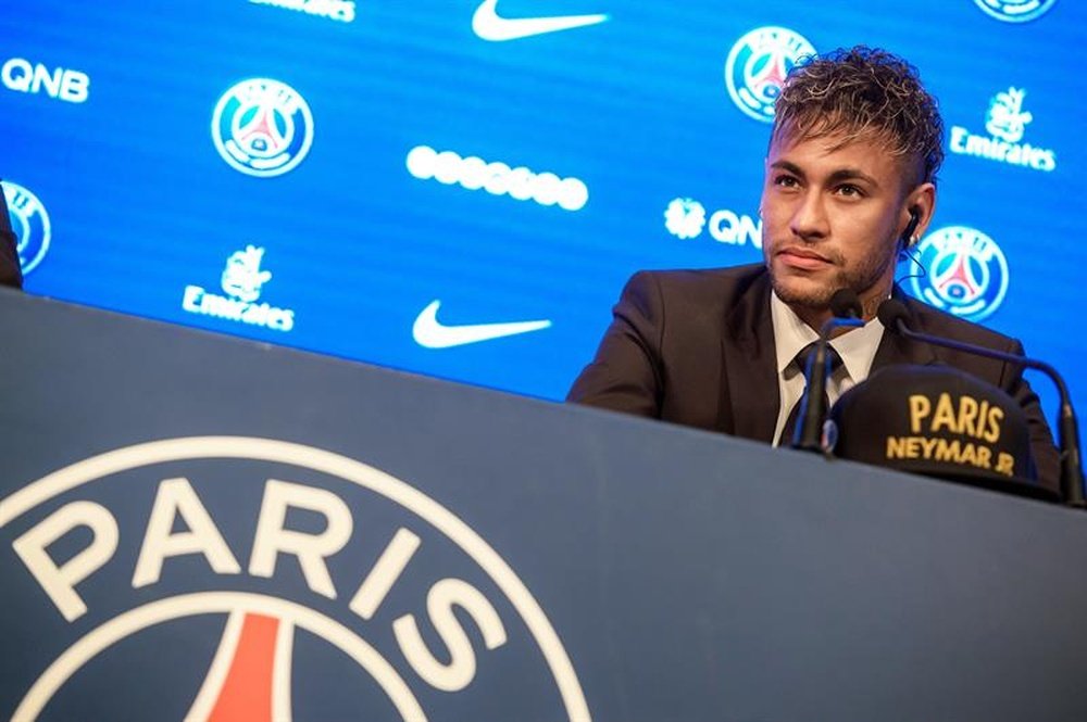 L'attaquant brésilien du Paris Saint-Germain, Neymar, en conférence de presse. EFE