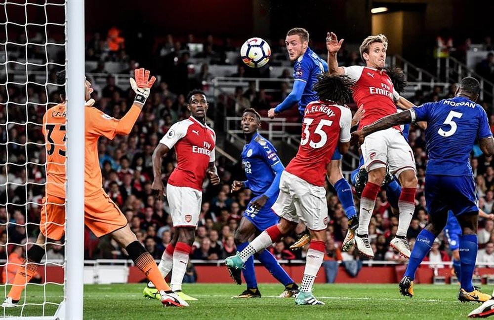 Jamie Vardy rises highest to give his side the lead against Arsenal. EFE