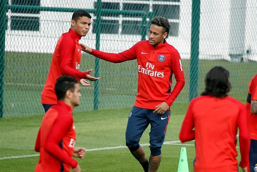 Neymar was in a playful mood during training. EFE