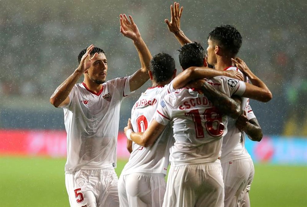Sergio Escudero celebrates scoring Sevilla's first goal against Istanbul Buyuksehir. EFE