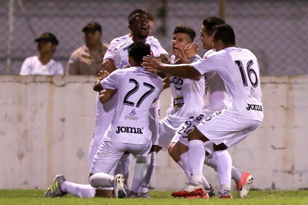 Así fue la final en el campeonato salvadoreño. EFE/Archio