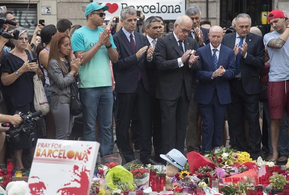 El Barcelona estuvo presente en el acto de homenaje a las víctimas. EFE