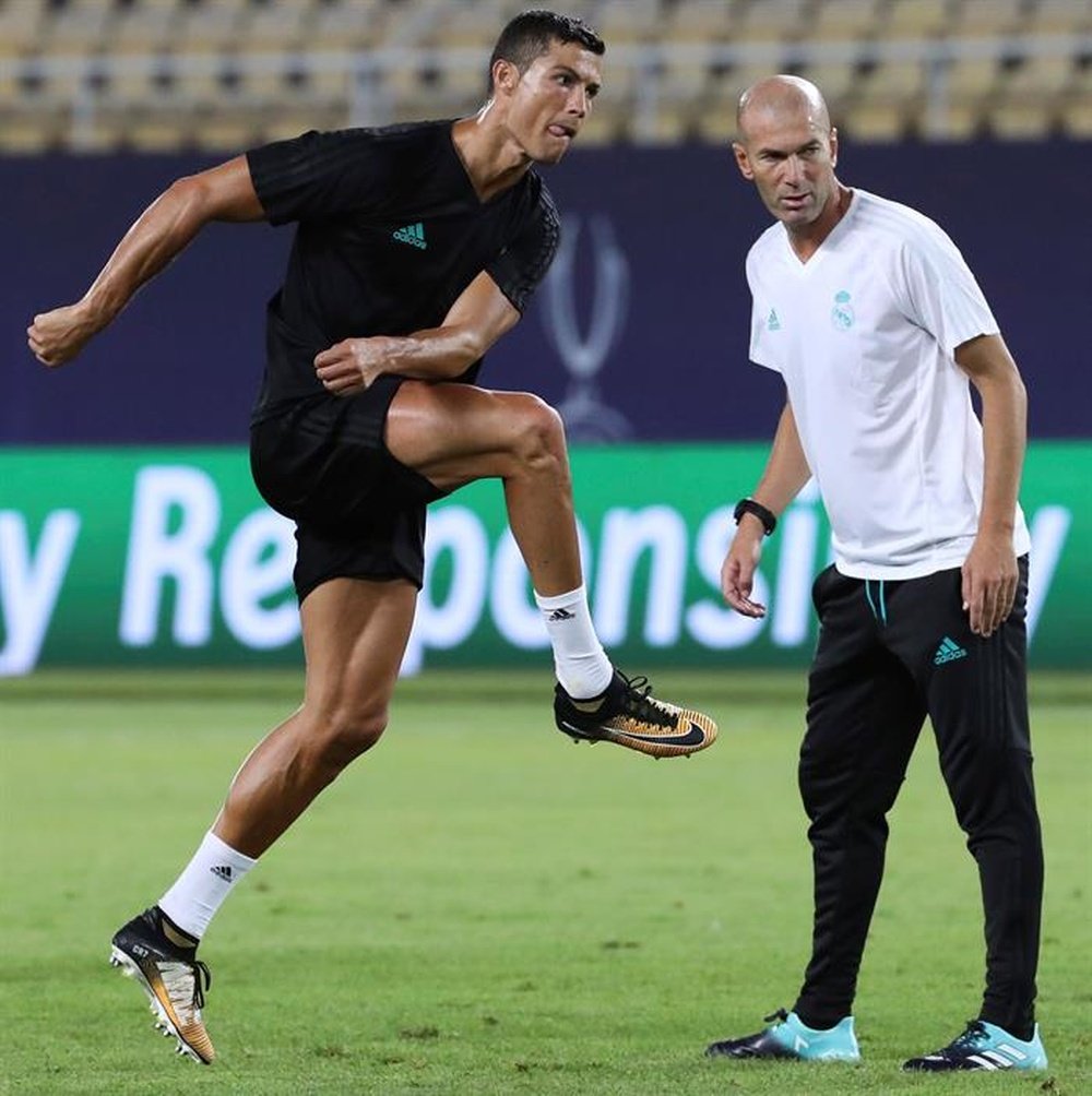 Zidane donne des conseils à sa star, Cristiano Ronaldo. EFE