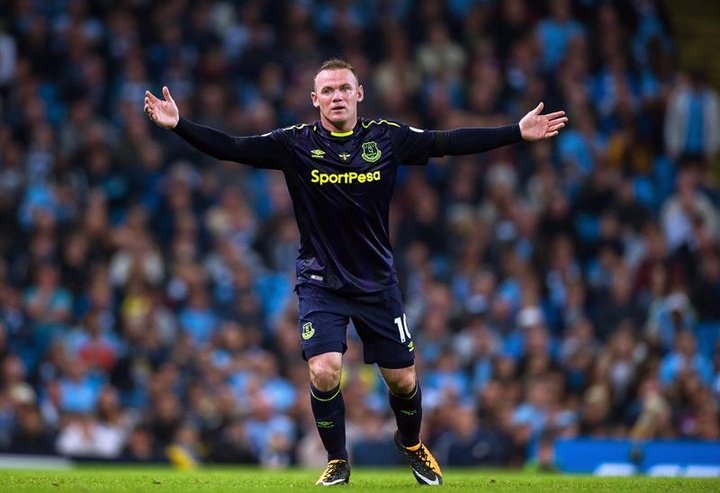 Rooney strikes late to spare Everton's blushes