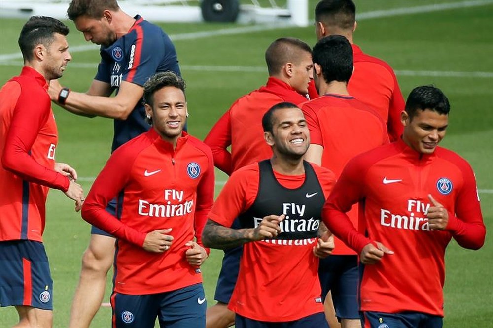 Alves and Sanchez played together at the Camp Nou. EFE