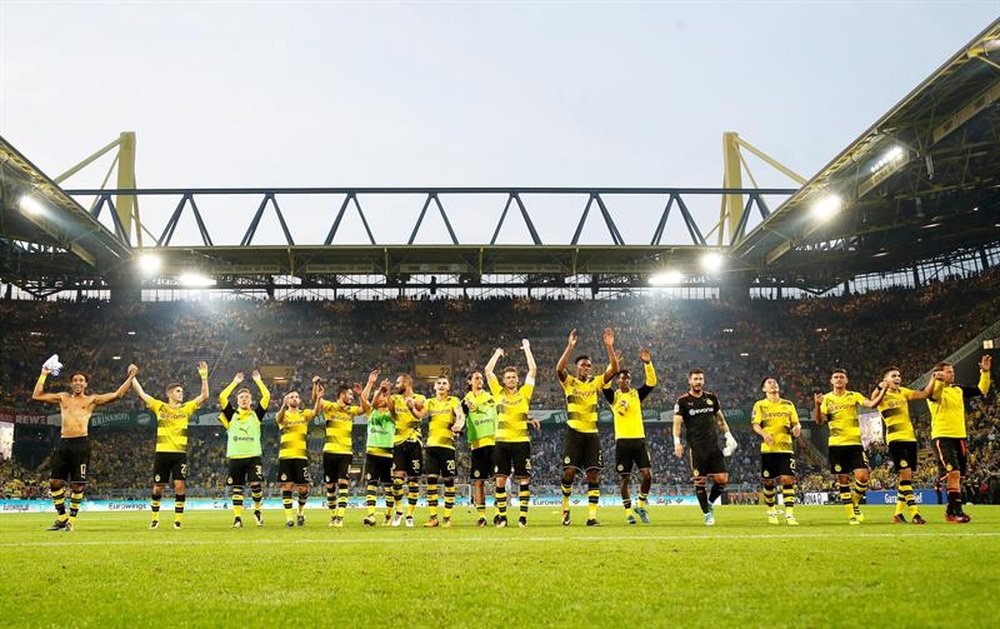 Dortmund celebrate with fans. EFE
