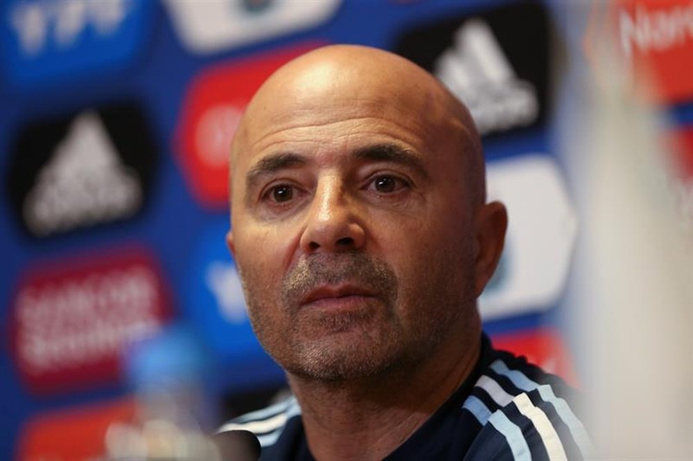 El técnico argentino pretende dejar en el banquillo a Dybala. EFE/Archivo