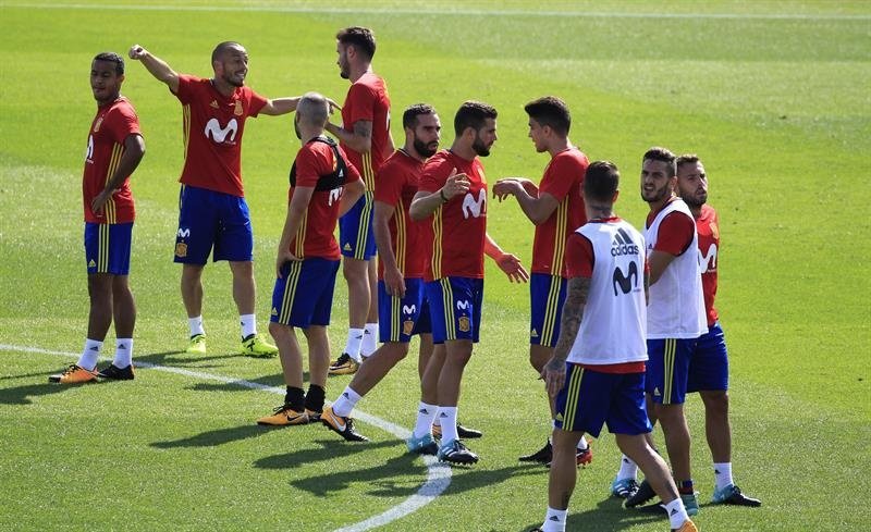 España se ejercitó sobre el verde del Rheinpark Stadion