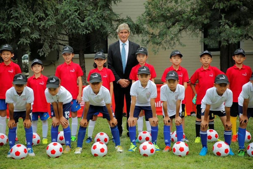 El chileno quiere que el fútbol chileno se conozca en China. EFE