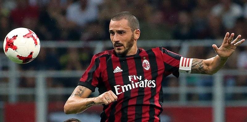 El jugador del Ac Milán Leonardo Bonucci en una acción durante la ronda eliminatoria de la Liga Europea UEFA, en el partido que enfrentó al Ac Milán contra el KF Shkendija, en el Estadio Giuseppe Meazza de Milán (Italia). EFE/Archivo