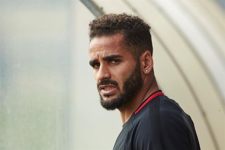 Barca's Douglas to spend season at Benfica