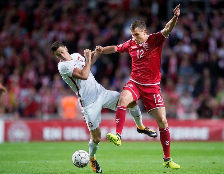 Dinamarca mantiene el pulso al golear a Polonia