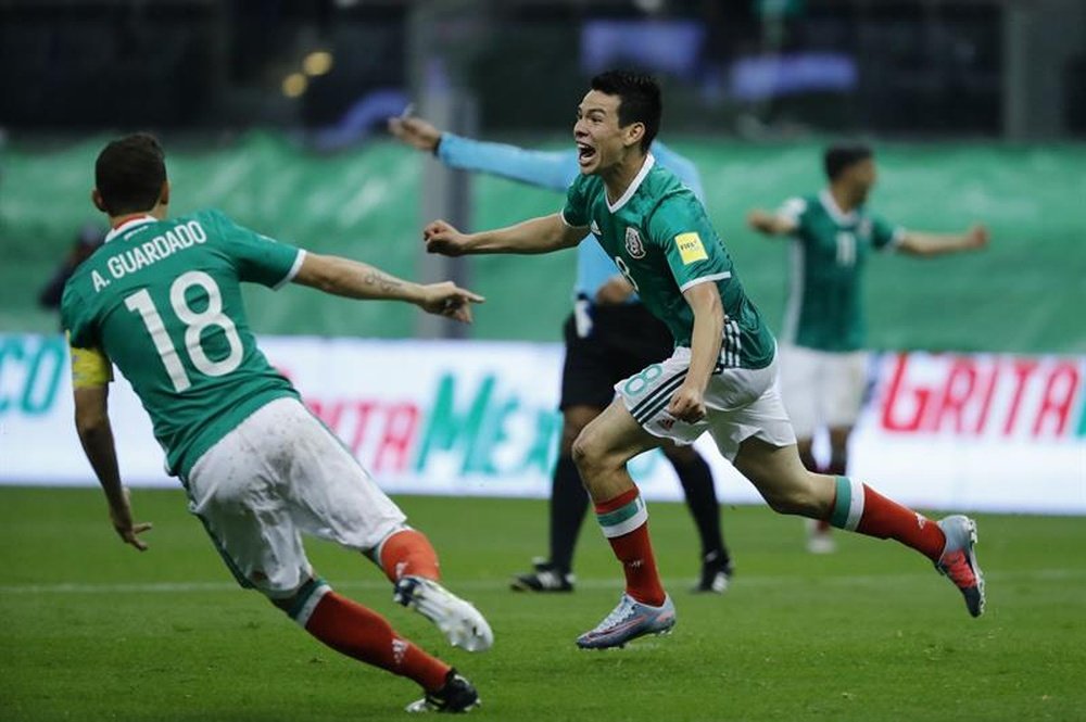 L'attaquant mexicain recommande Pizarro au PSV. EFE