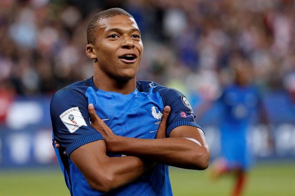Mbappe has been gifted the No. 10 with 'Les Bleus.' EFE