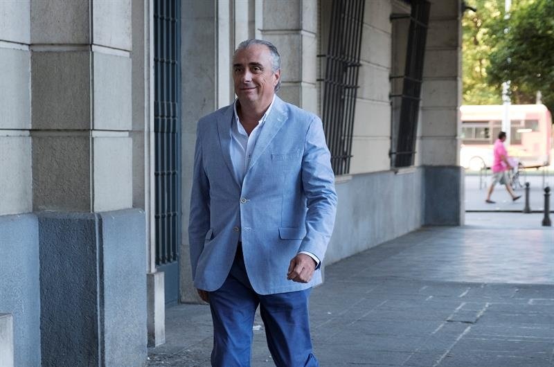 Javier Paéz, sobrino de Manuel Ruiz de Lopera a su llegada a la Audiencia Provincial de Sevilla donde se celebra el juicio a Lopera por un delito de apropiación indebida continuada. EFE