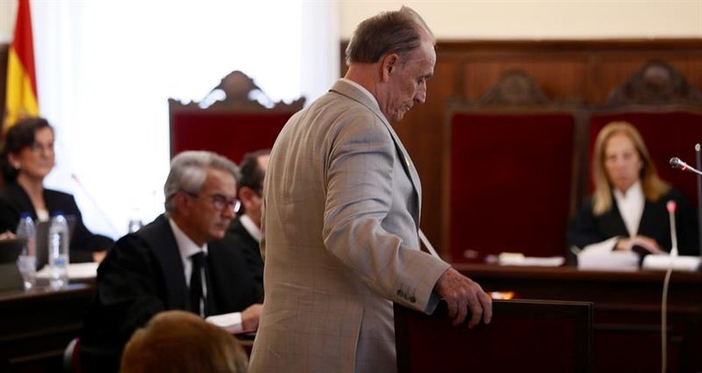 El expresidente del Real Betis Manuel Ruiz de Lopera a su llegada a la Audiencia Provincial de Sevilla para declarar en el juicio contra él. EFE/Archivo