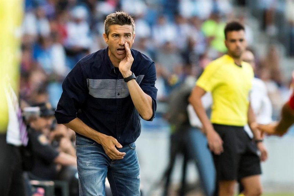 El entrenador del Tenerife alabó a su póximo rival. EFE/Archivo