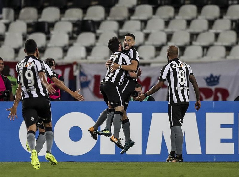 Botafogo se impuso por 2-1 al actual líder. EFE