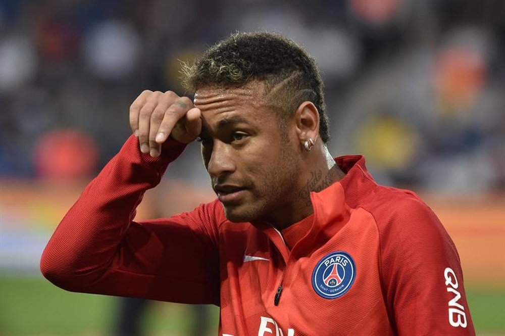 Neymar tiene algunos problemas con el francés. EFE