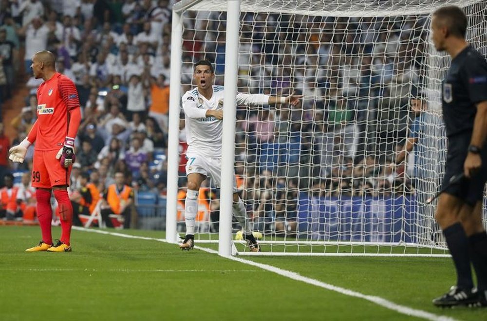 Cristiano Ronaldo proteste durant le match de Champions Real Madrid-Apoel. EFE