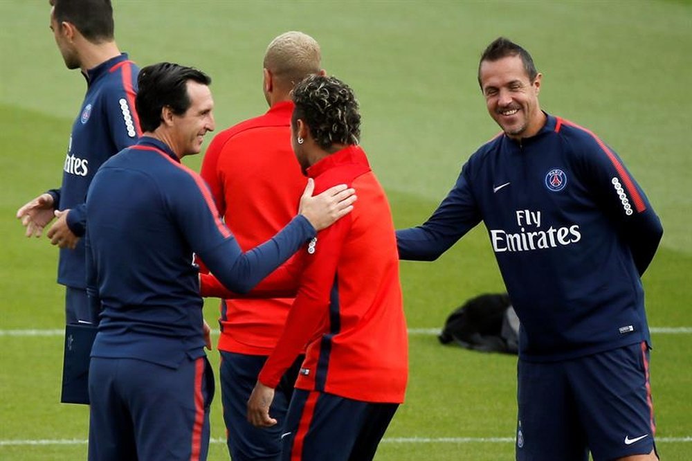 Emery diz que Neymar não deve responder a provocações. AFP