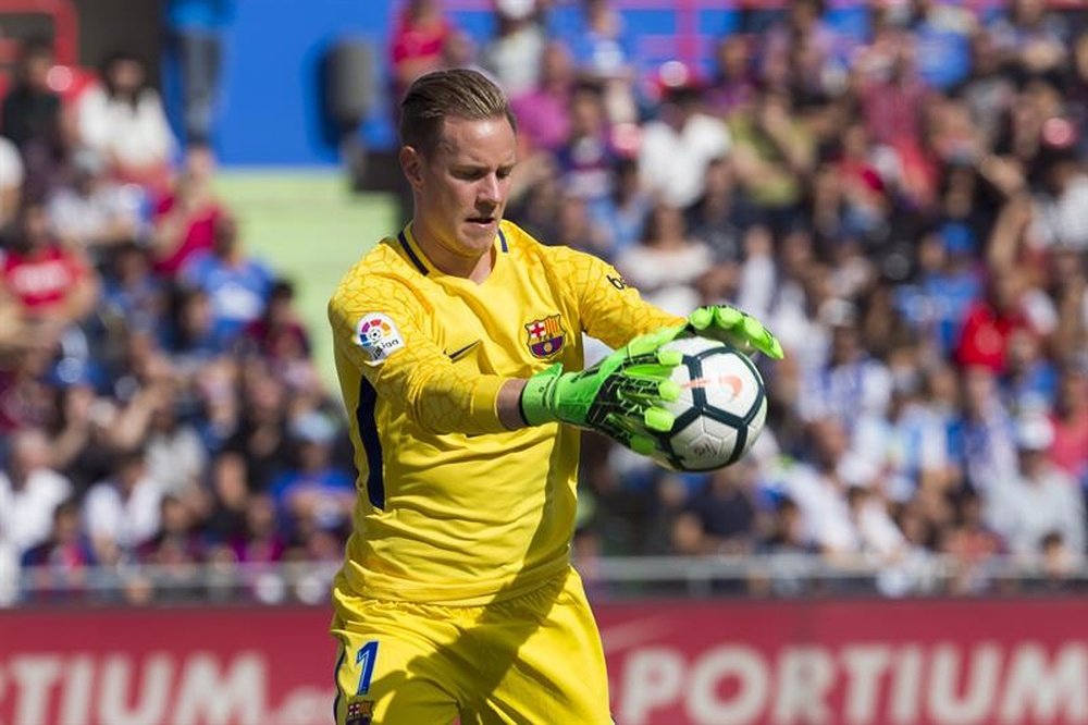 Ter Stegen must be getting bored between the sticks for Barca. EFE