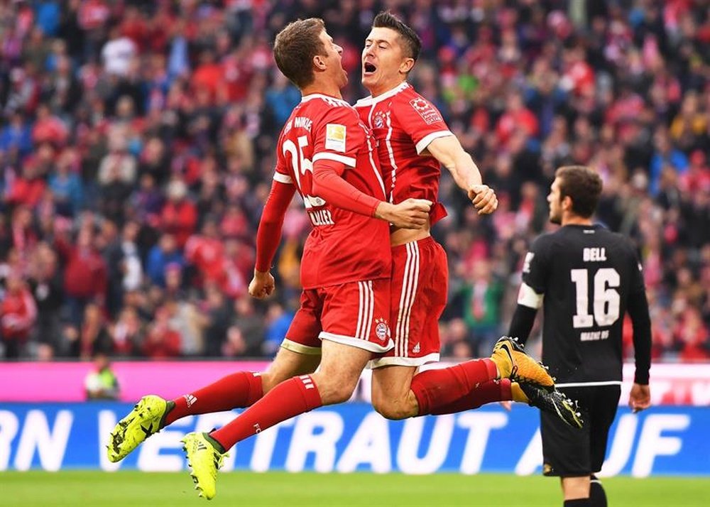 Lewandowski and Muller celebrate.EFE/EPA