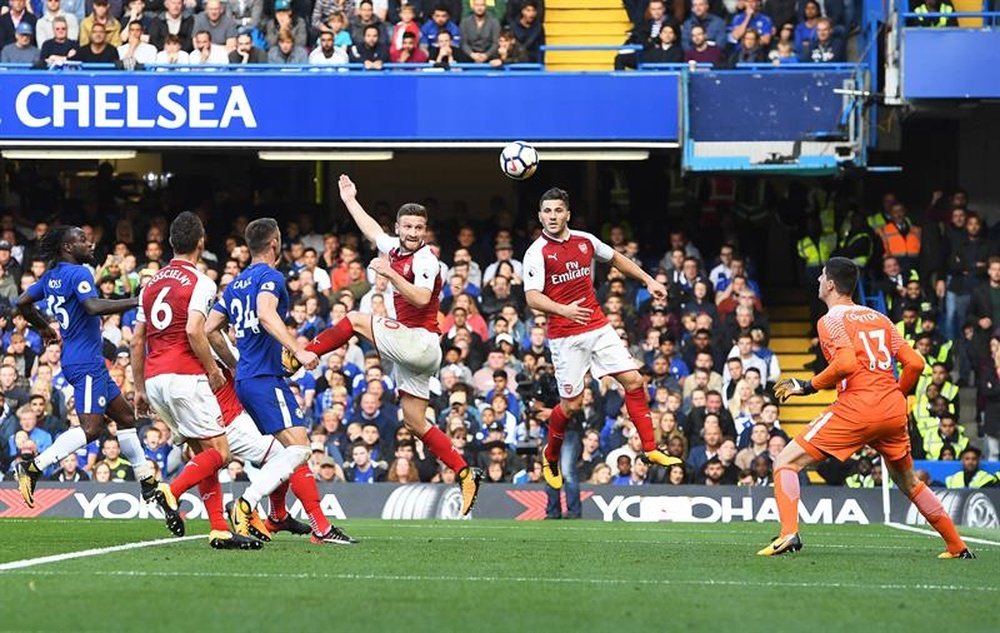 Mustafi heads home from an offside position. EFE/EPA