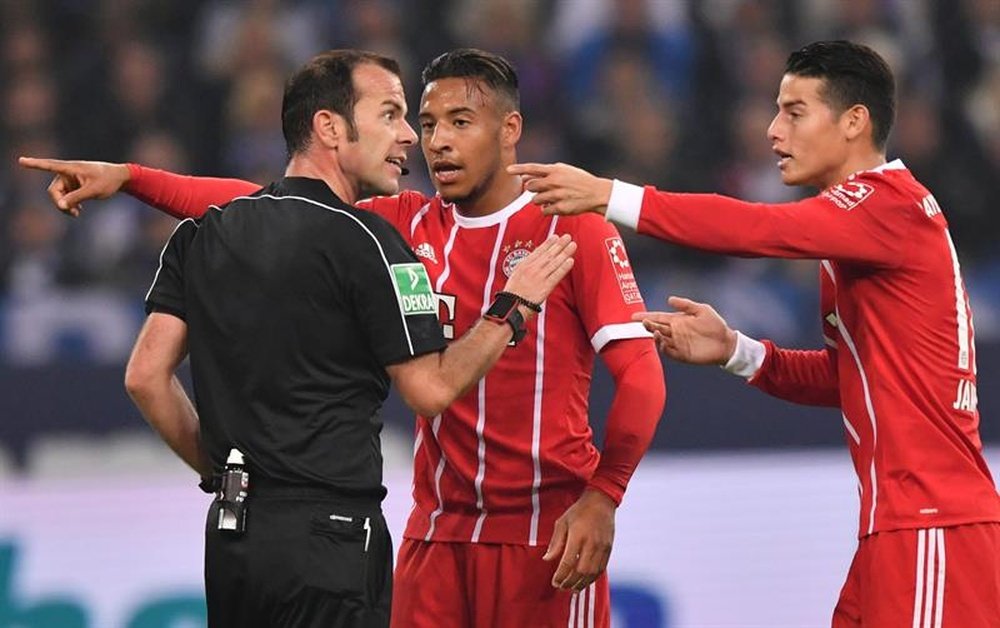 Marco Fritz recurrió al VAR para señalar un penalti en contra del Bayern ante el Schalke 04. EFE
