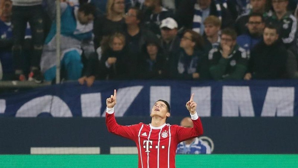 James Rodríguez de Bayern celebra después de anotar un gol durante un partido de la Bundesliga disputado entre el FC Schalke 04 y el FC Bayern Munich, en Gelsenkirchen (Alemania). EFE