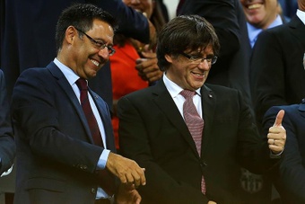 Puigdemont, junto a Bartomeu en un partido del Barça. EFE