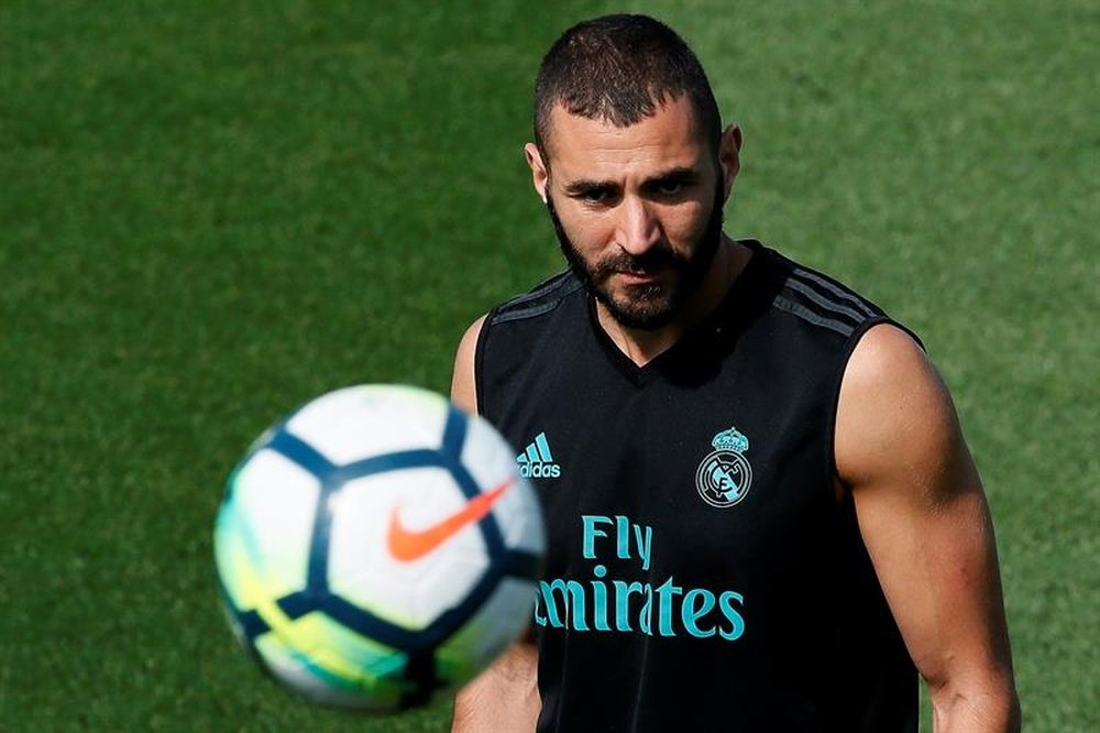 Benzema ja toca na 'redondinha'. EFE