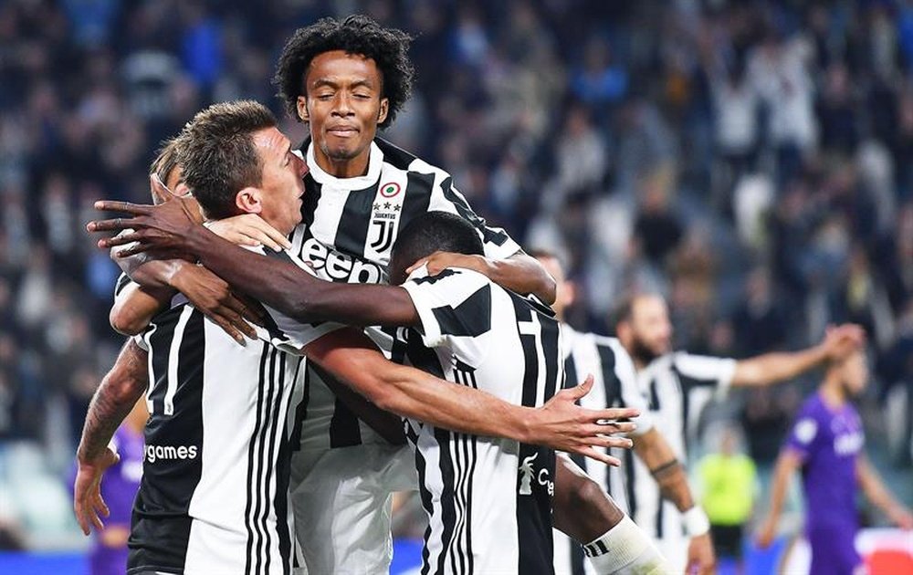 Cuadrado (C) is close to signing a new contract at Juventus. EFE
