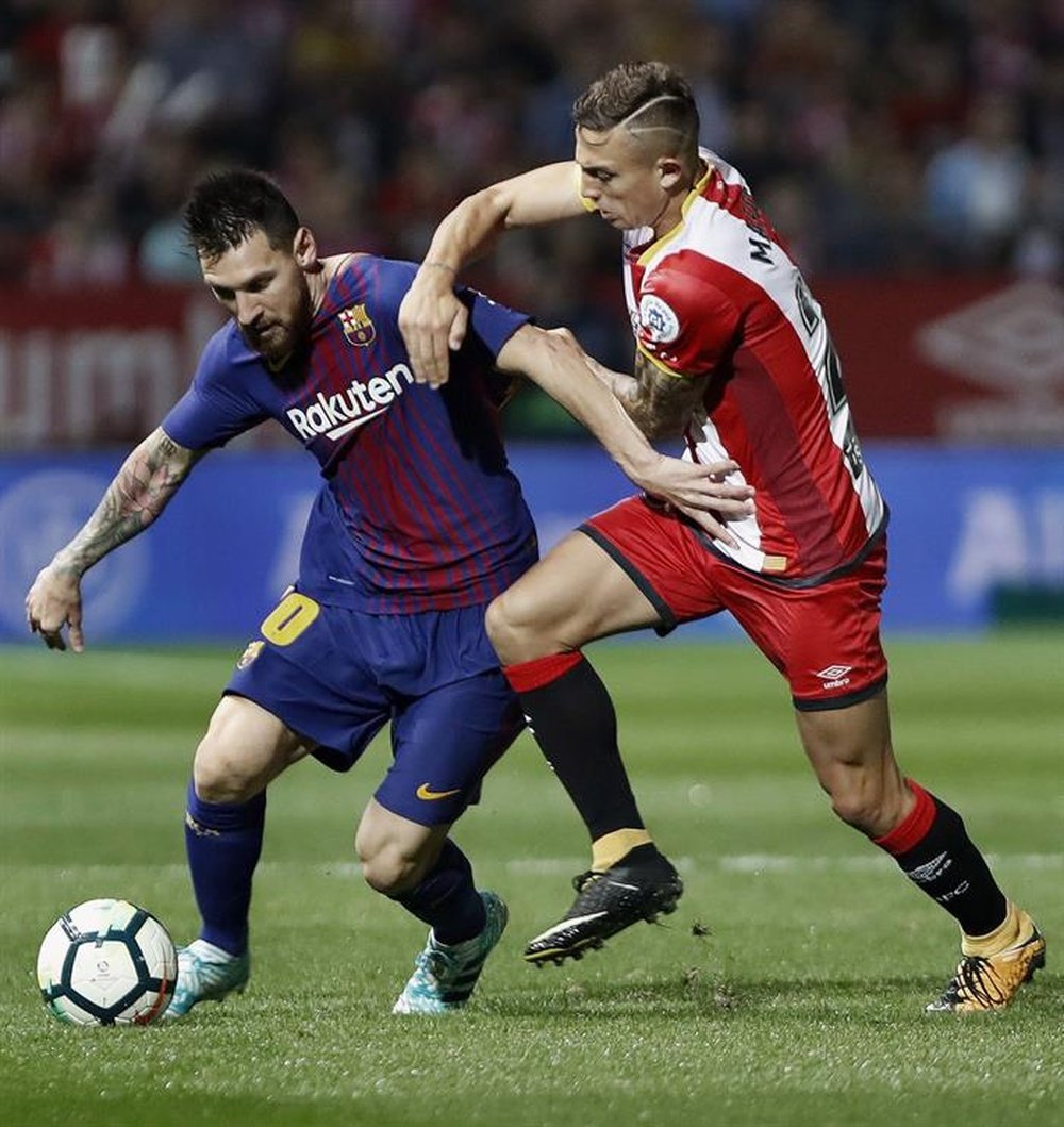 Messi et Maffeo lors du match entre Gérone et Barça. EFE