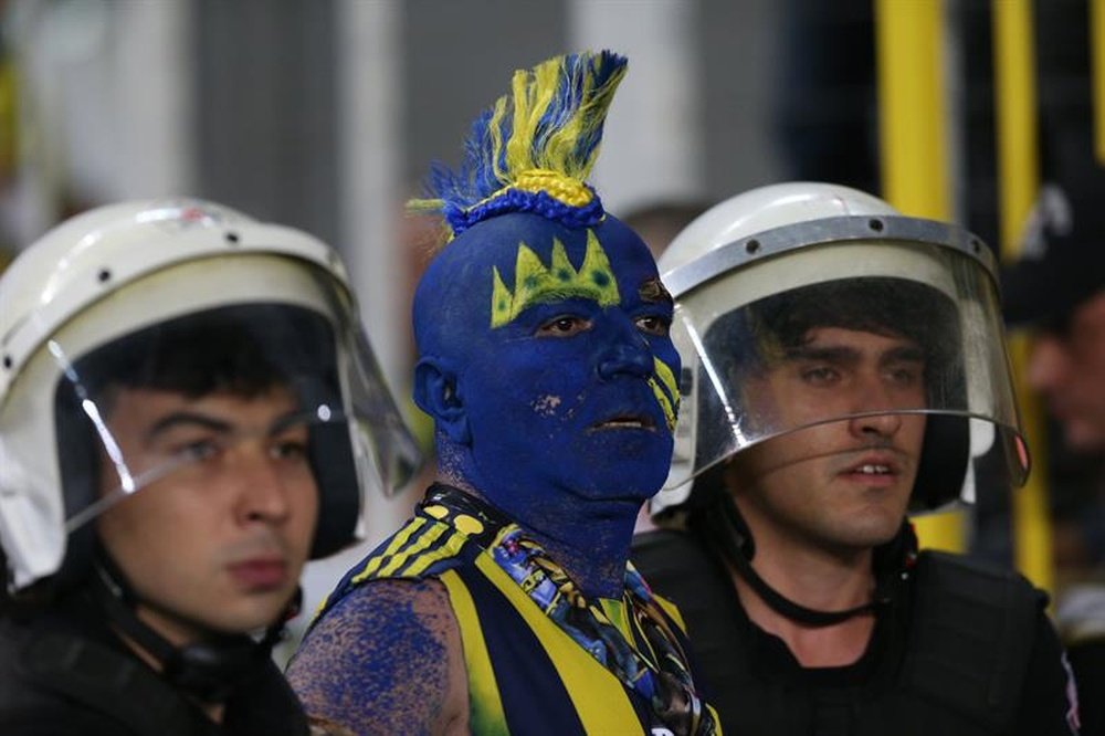 Los disturbios marcaron el derbi de Estambul entre Fenerbahçe y Besiktas. EFE/EPA