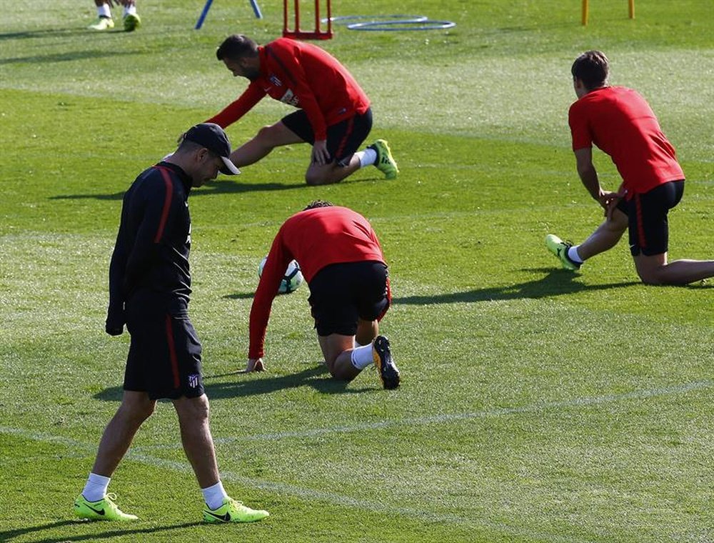 Simeone dirigió a sus hombres en el último entrenamiento antes del choque ante el Barça. EFE