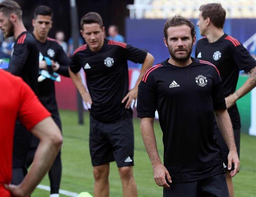 Los españoles y latinoamericanos del Manchester United podrían abandonar el equipo. EFE