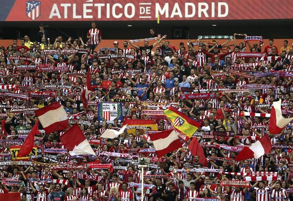 La afición del Atlético recoge firmas para recuperar el escudo de siempre. EFE