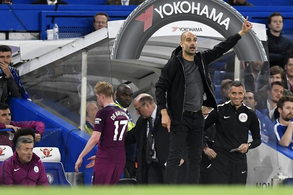 Guardiola motivó con música a sus hombres antes de ganar en Stamford Bridge. EFE