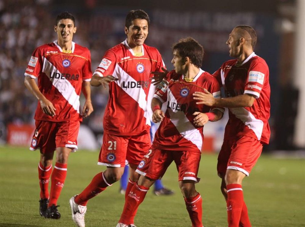 Argentinos Juniors venció por 2-0 a Racing. EFE