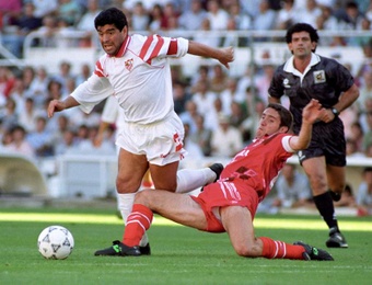 Maradona jugó en el Sevilla a principios de los 90. EFE/Archivo
