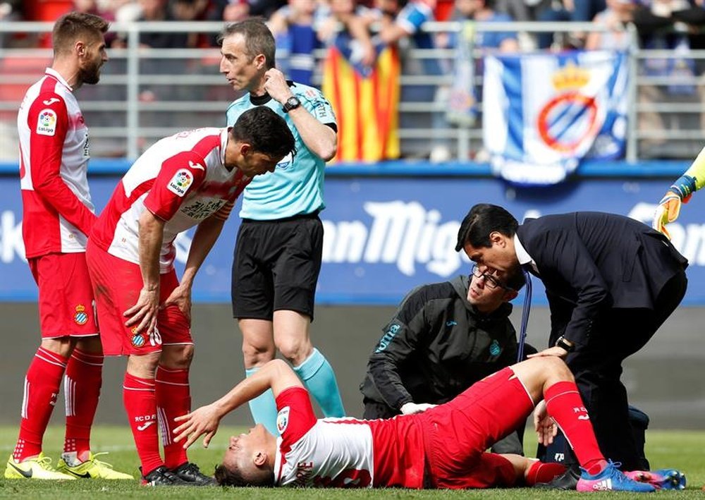 No es normal ver colapsos musculares en el fútbol. EFE/Archivo