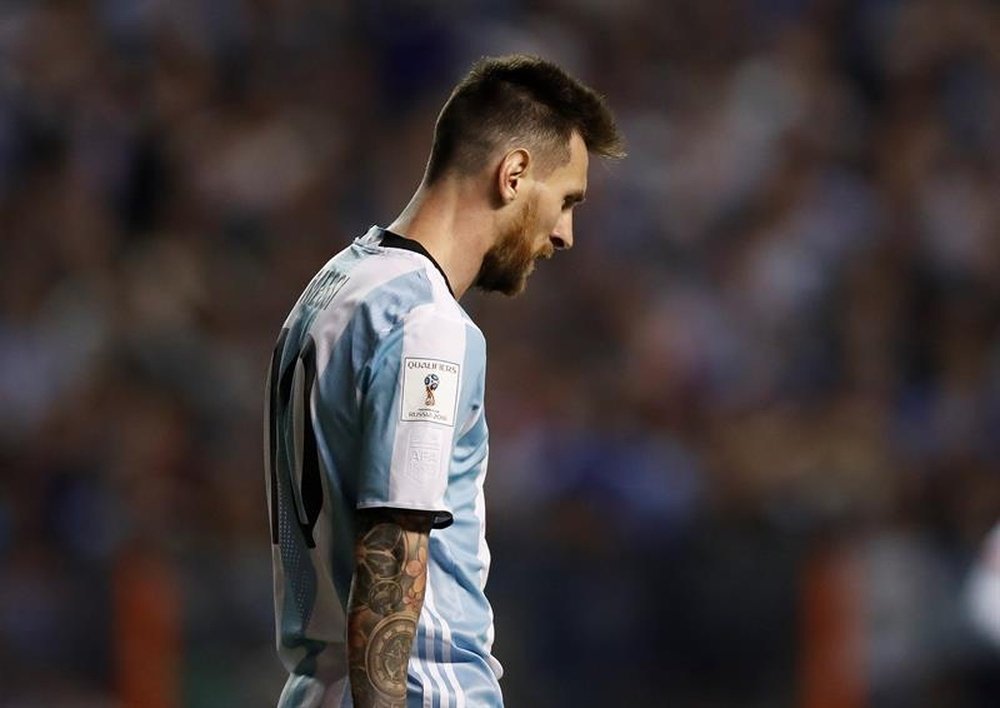 Messi rescató a Argentina con un 'hat trick' y Di María se lo reconoció. EFE