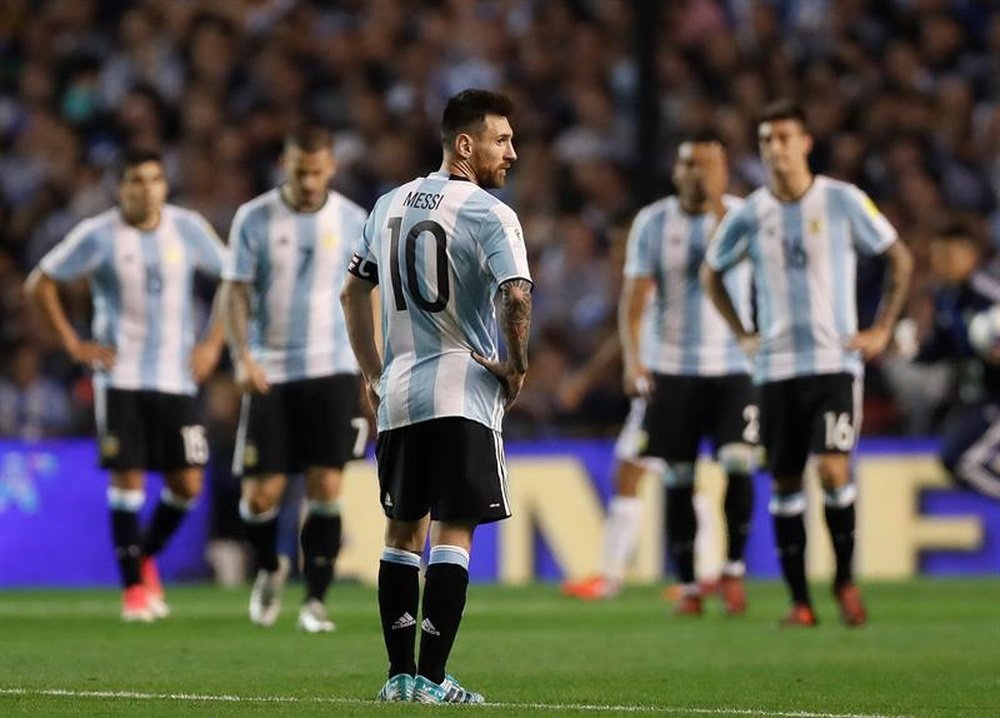Lionel Messi (c) de Argentina espera en el campo en un partido por las eliminatorias sudamericanas al Mundial de Rusia 2018 entre Argentina y Perú en el Estadio La Bombonera de Buenos Aires (Argentina). EFE