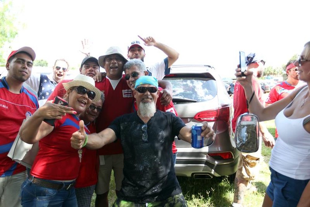 Costa Rica celebró en las calles el pase al Mundial de Rusia. EFE