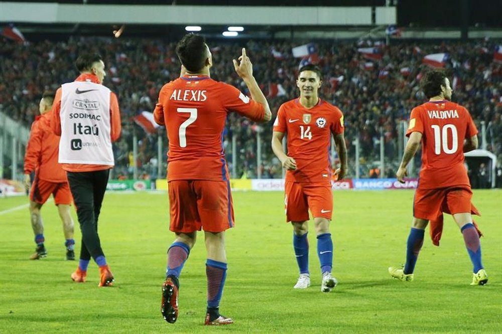 Alexis enciende la máquina y Chile pasa el último ensayo. EFE/Archivo