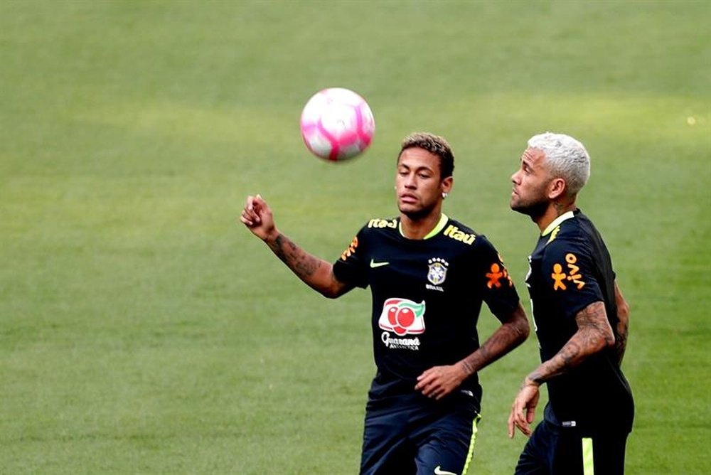 Dani Alves revelou conversa com Neymar. AFP